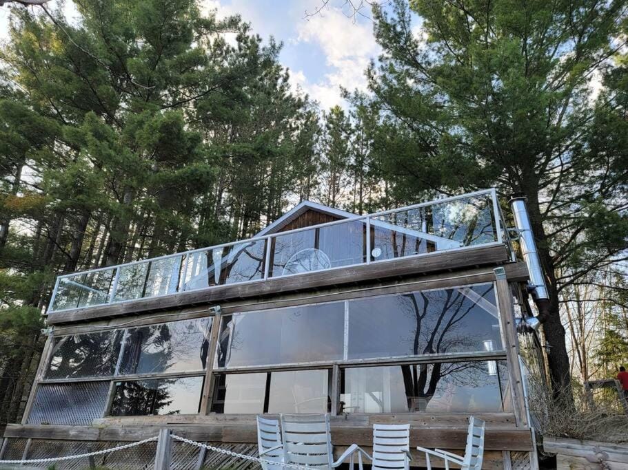Firefly Hut - Cheerful 6-bedroom cottage with serene beauty House in Ontario