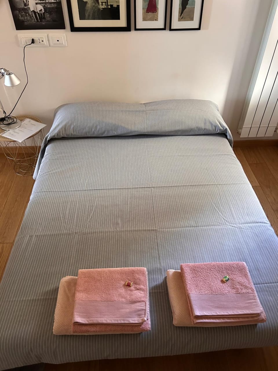 Bed, towels