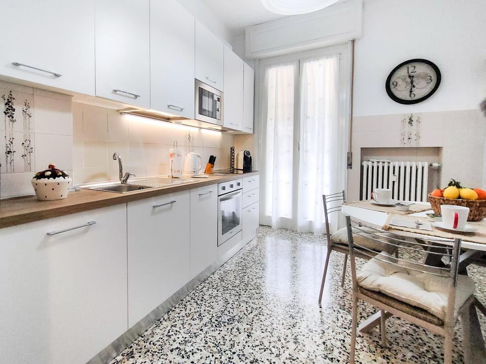 Kitchen or kitchenette, Dining area, dishwasher, pet friendly, stove