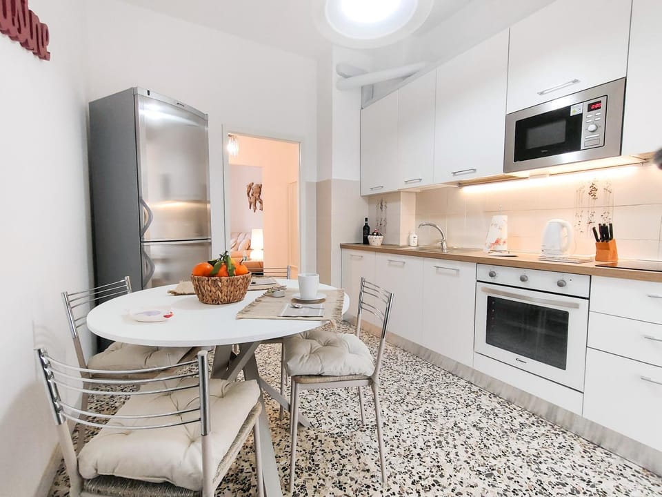 Kitchen or kitchenette, dishwasher, microwave, minibar, oven, stove