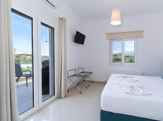 Bed, TV and multimedia, View (from property/room), Balcony/Terrace, Photo of the whole room, Bedroom, towels, air conditioner