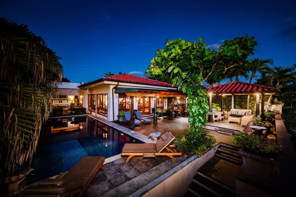 Exclusive Beachfront Villa Private Pool, Koi, BBQ House in Playa Langosta