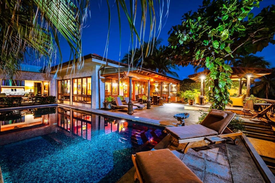 Exclusive Beachfront Villa Private Pool, Koi, BBQ House in Playa Langosta