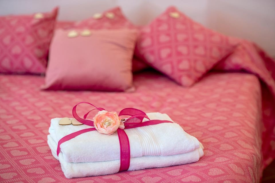 Bed, Bedroom, towels