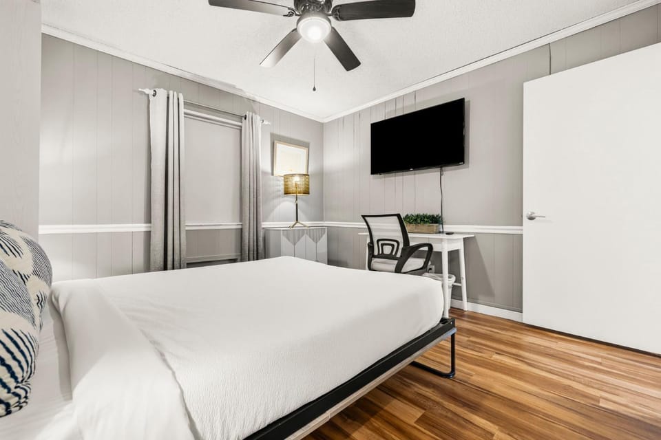 Bed, TV and multimedia, Business facilities, Bedroom