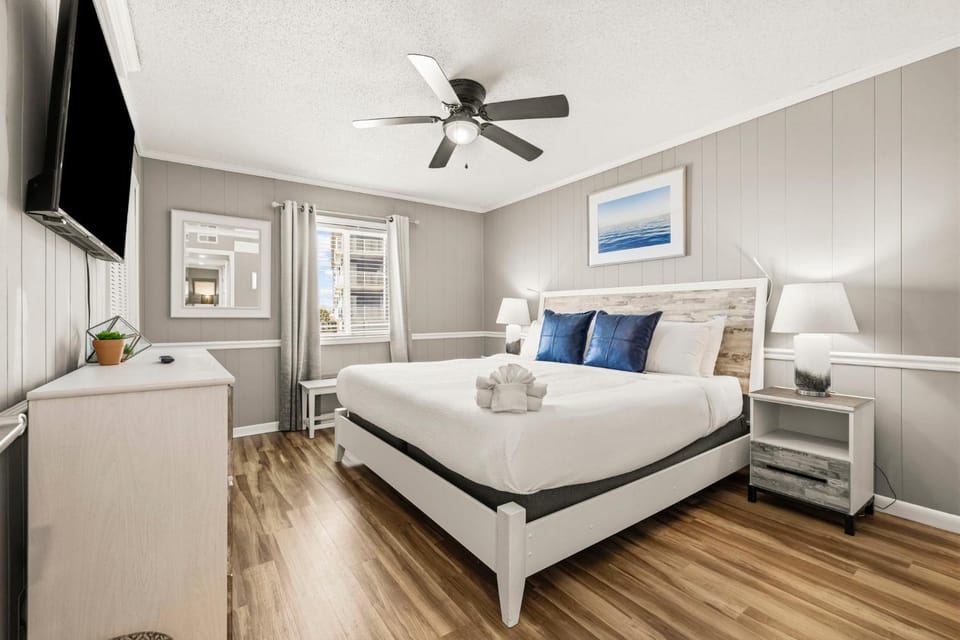 Bed, TV and multimedia, Photo of the whole room, Decorative detail, Bedroom, wardrobe