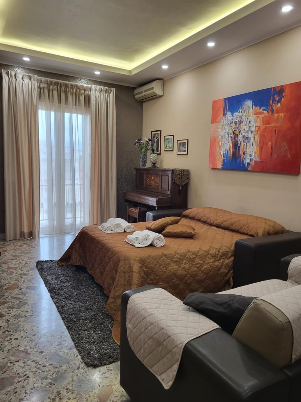 Bed, Living room, Photo of the whole room, Seating area, air conditioner