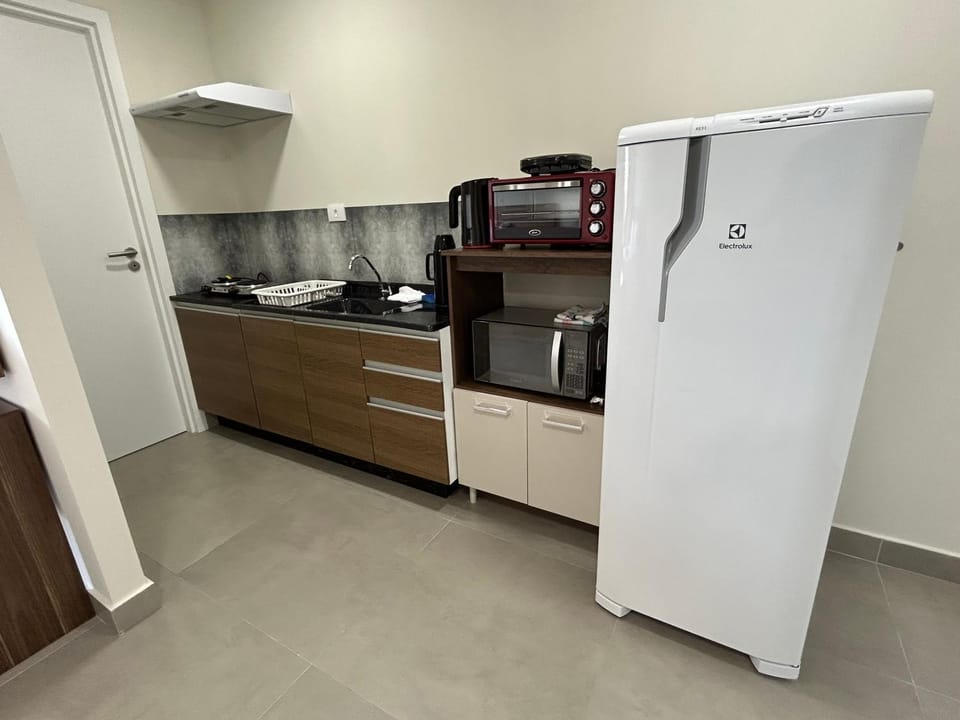 Kitchen or kitchenette, minibar, oven, stove, toaster