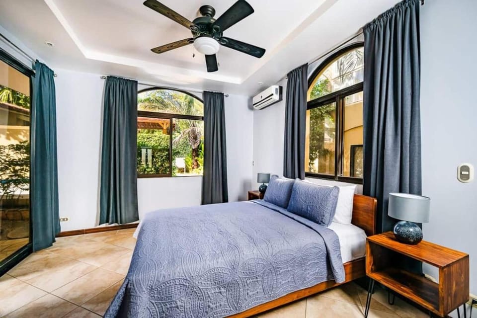 Pool & AC Close to Beach with free bikes! Apartment hotel in Playa Langosta