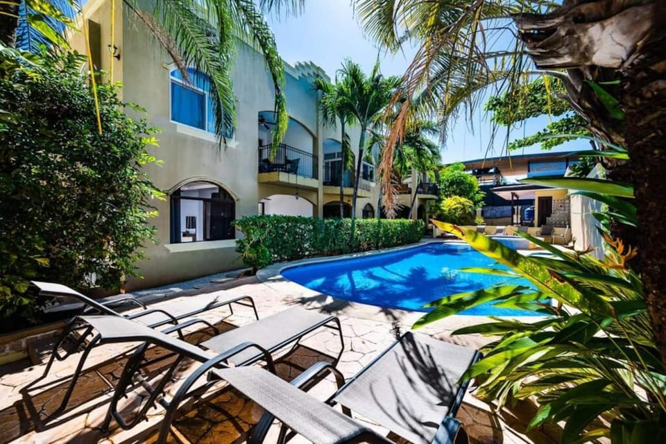 Pool & AC Close to Beach with free bikes! Apartment hotel in Playa Langosta