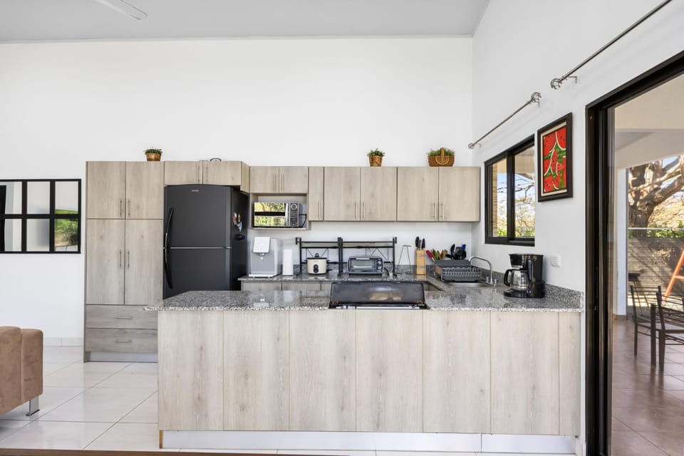 Coffee/tea facilities, Kitchen or kitchenette, oven, pet friendly, stove, toaster