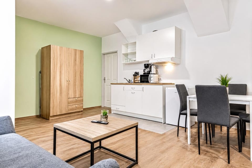 Kitchen or kitchenette, Seating area