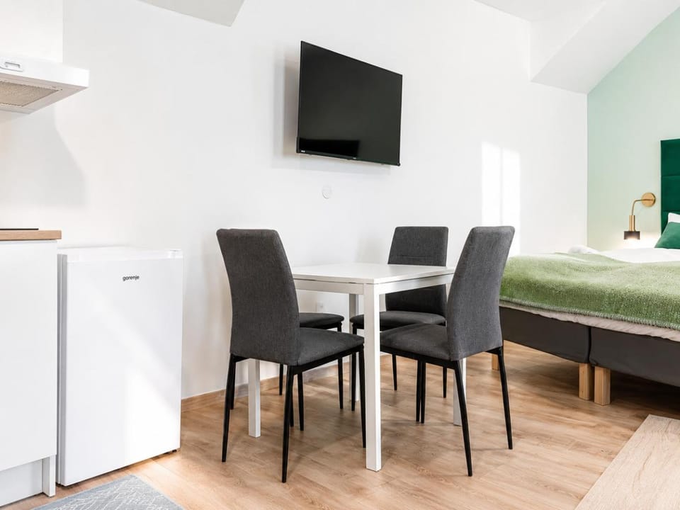 Bed, TV and multimedia, Seating area, Bedroom