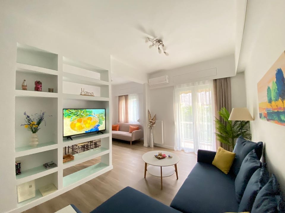 TV and multimedia, Living room, Seating area, Evening entertainment, air conditioner