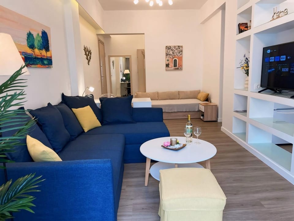 Bed, TV and multimedia, Living room, Seating area, Evening entertainment, air conditioner