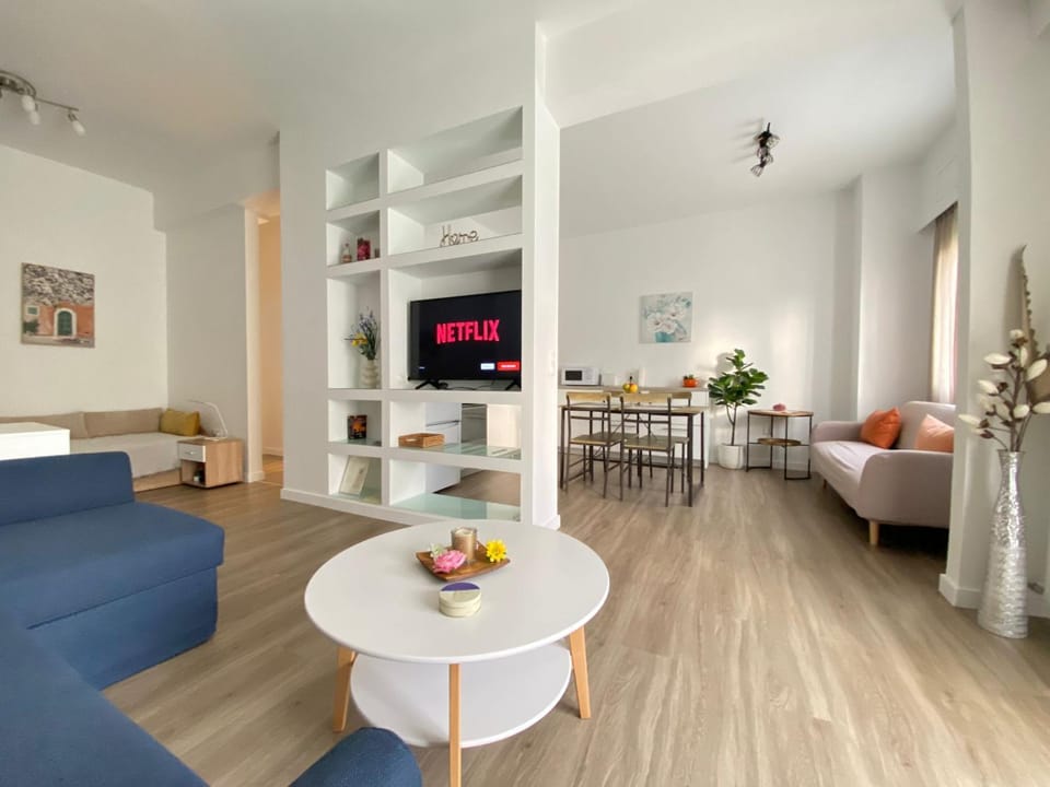 TV and multimedia, Living room, Seating area, Entertainment, kitchen