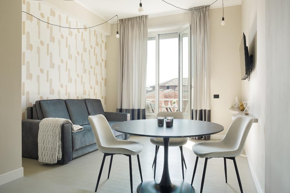 TV and multimedia, Living room, Seating area, Dining area