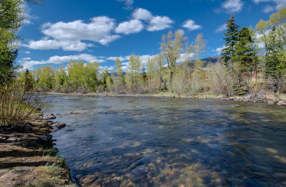 Après Shores Riverfront: Upscale Downtown Retreat Apartment in Silverthorne