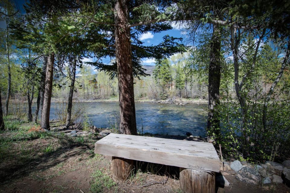 Après Shores Riverfront: Upscale Downtown Retreat Apartment in Silverthorne