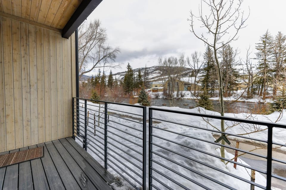Après Shores Riverfront: Upscale Downtown Retreat Apartment in Silverthorne