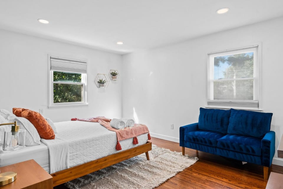 Bed, Photo of the whole room, Seating area, Bedroom