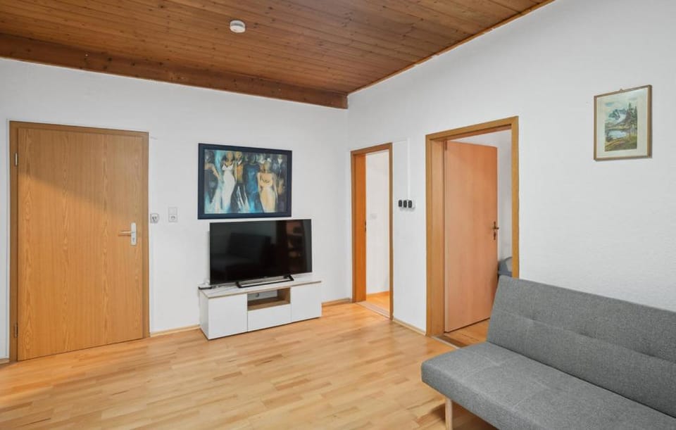Communal lounge/ TV room, TV and multimedia, Living room, Seating area, Evening entertainment