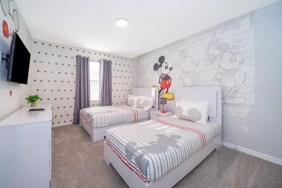 1652AL Townhouse 5 Beds & 4,5 Baths with Private Pool House in Four Corners