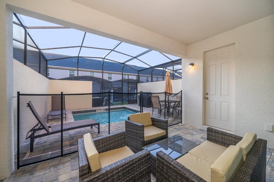 1652AL Townhouse 5 Beds & 4,5 Baths with Private Pool House in Four Corners