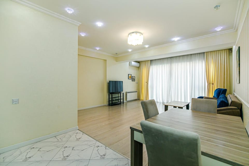 TV and multimedia, Kitchen or kitchenette, Living room, Seating area, Dining area