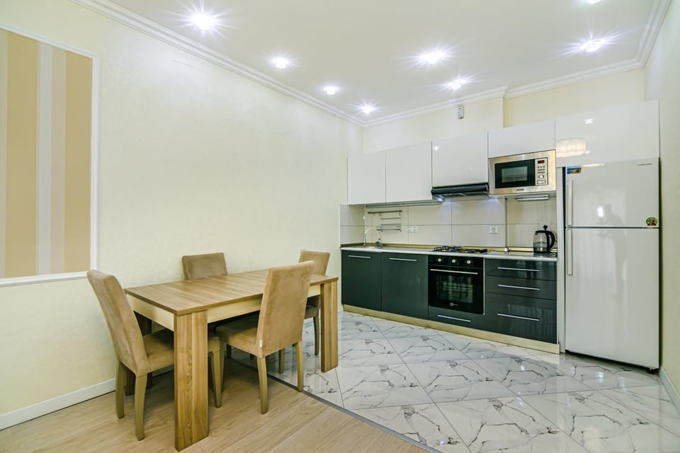 Kitchen or kitchenette, Dining area, oven