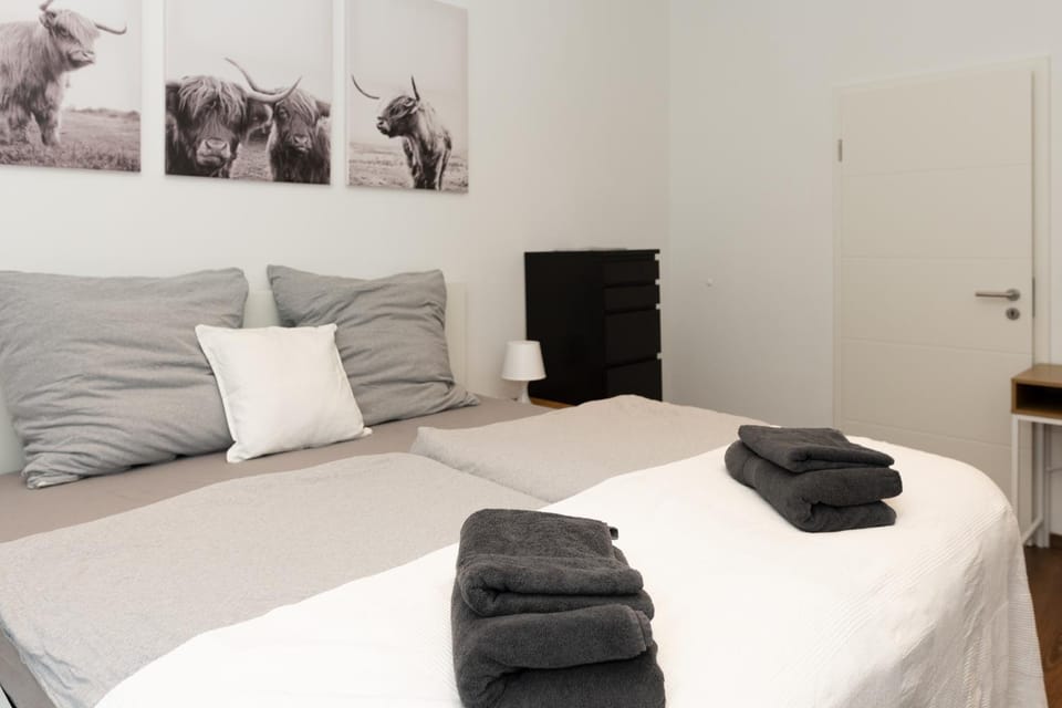 Photo of the whole room, towels