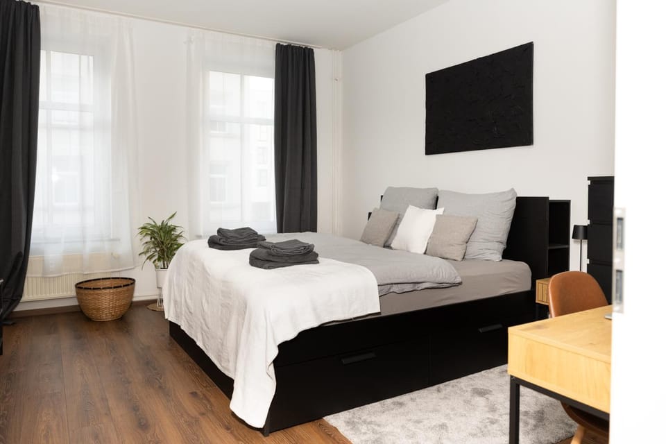 Bed, Bedroom, towels