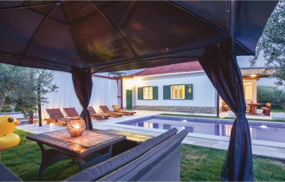 Property building, Day, Garden, View (from property/room), Seating area, Garden view, Pool view, Swimming pool, sunbed