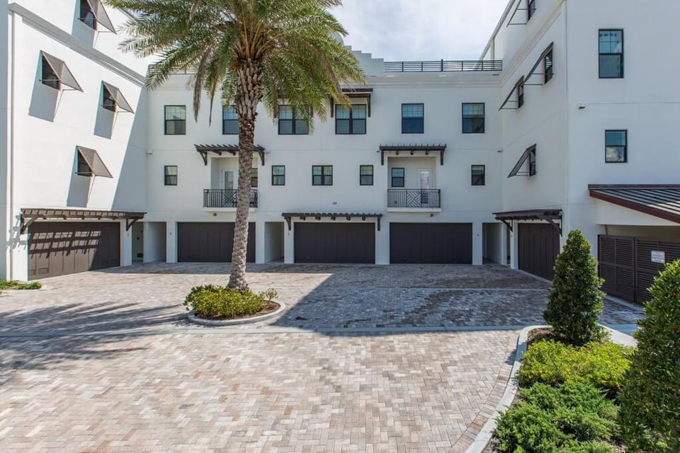 Waterfront Oasis 3 BR/4 beds~3 min walk to beach. House in Clearwater Beach