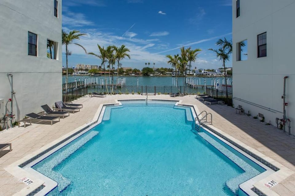 Waterfront Oasis 3 BR/4 beds~3 min walk to beach. House in Clearwater Beach
