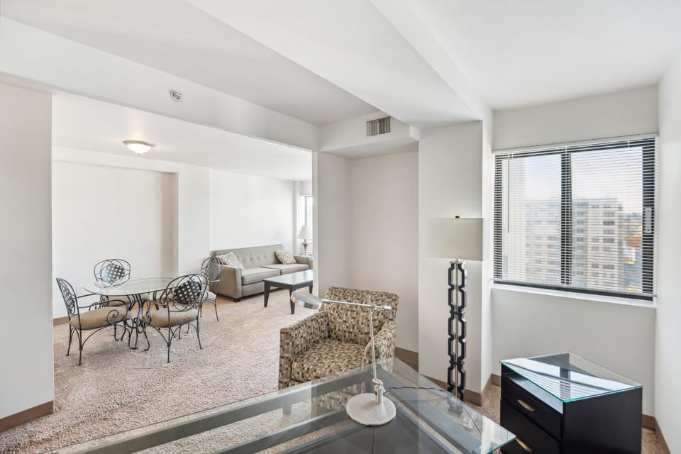 PP 1114 Beautiful Professional 1br Apt, Pool Apartment in Harrisburg