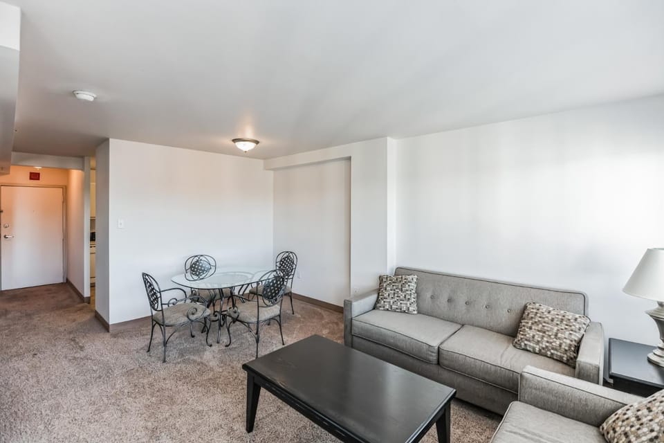 PP 1114 Beautiful Professional 1br Apt, Pool Apartment in Harrisburg