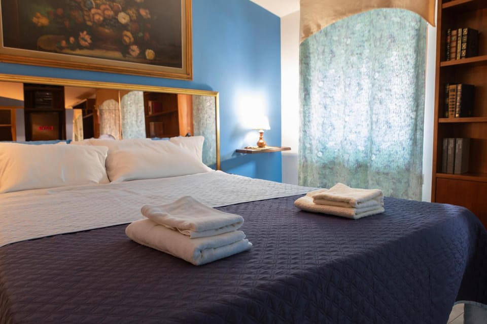 Bed, Library, Photo of the whole room, Bedroom, towels