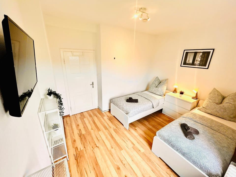 Bed, TV and multimedia, Photo of the whole room, Seating area, Evening entertainment, Bedroom