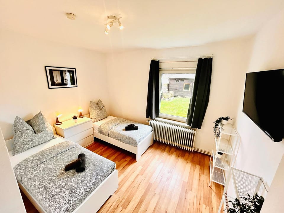 Bed, TV and multimedia, Photo of the whole room, Evening entertainment, Bedroom
