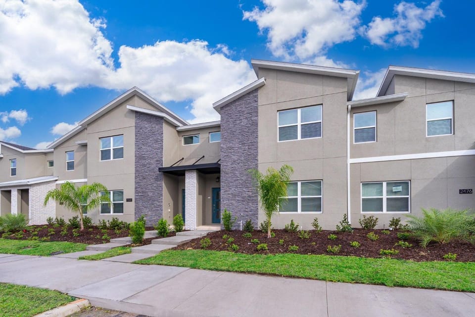 2472PB Townhouse 4 Beds & 3 Baths with Private Pool House in Kissimmee