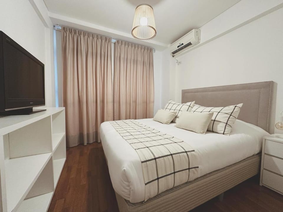Bed, TV and multimedia, Photo of the whole room, Bedroom, air conditioner