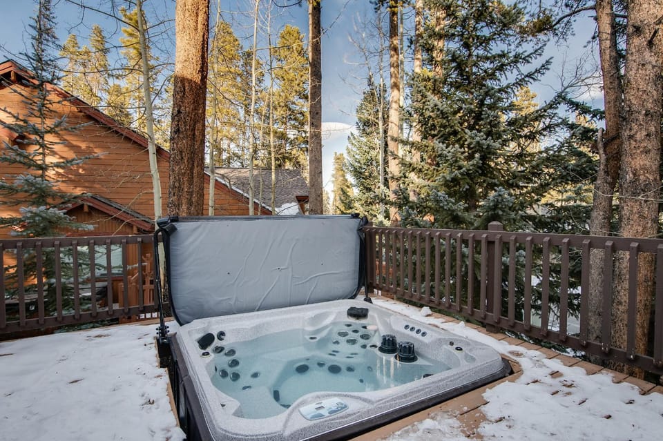 Park Forest Bear’s Den Townhome: Private Hot Tub Apartment in Breckenridge