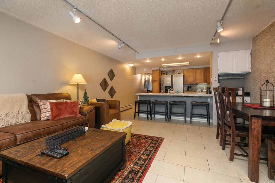 Claimjumper Retreat Townhome: Pool Hot Tub, Walk to Town Apartment in Breckenridge