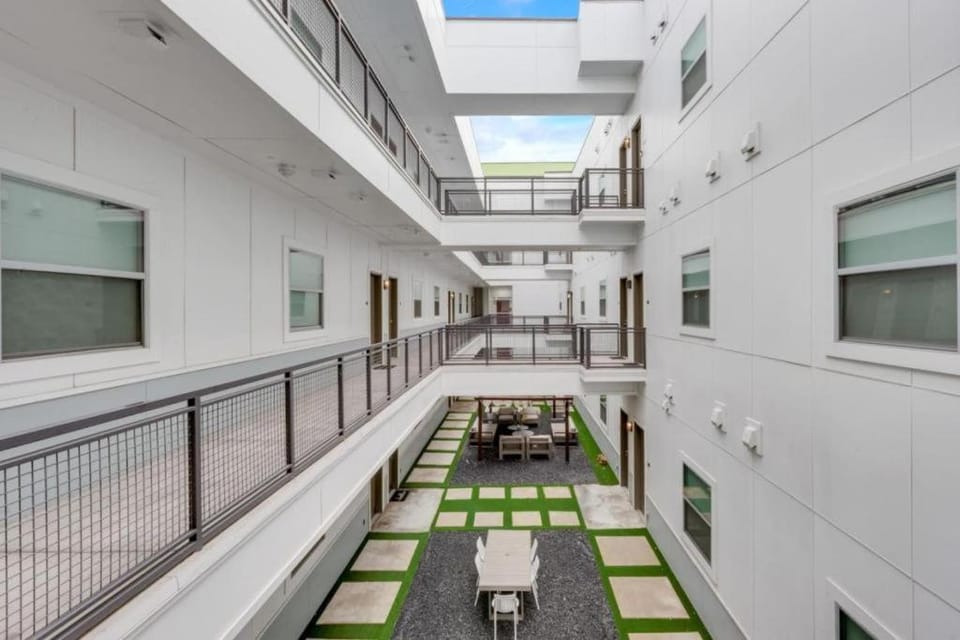 Contemporary 2BR I Gym I Parking I Workspace Apartment in Dallas