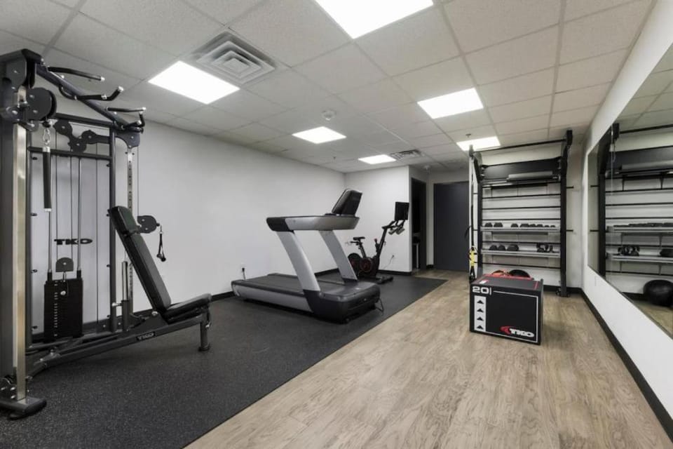 Contemporary 2BR I Gym I Parking I Workspace Apartment in Dallas