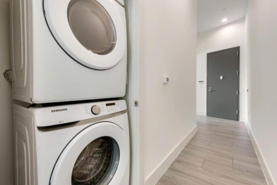 Contemporary 2BR I Gym I Parking I Workspace Apartment in Dallas