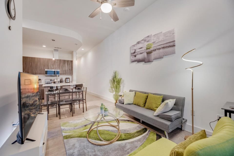 Snazzy loft style 2BR I Gym I Parking I Workspace Apartment in Dallas