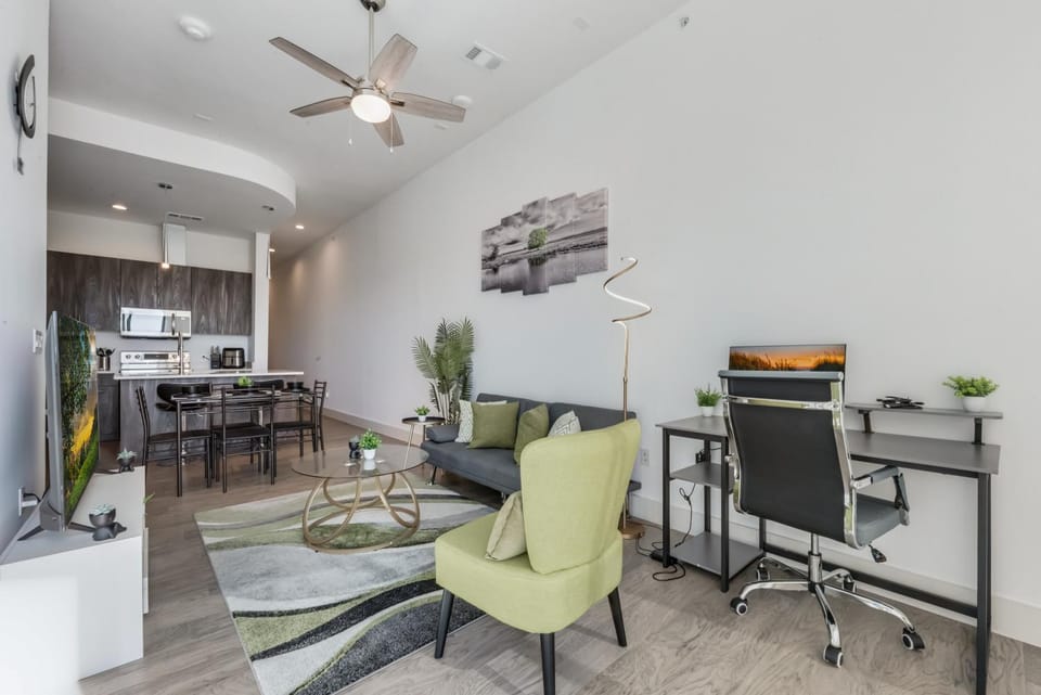 Snazzy loft style 2BR I Gym I Parking I Workspace Apartment in Dallas