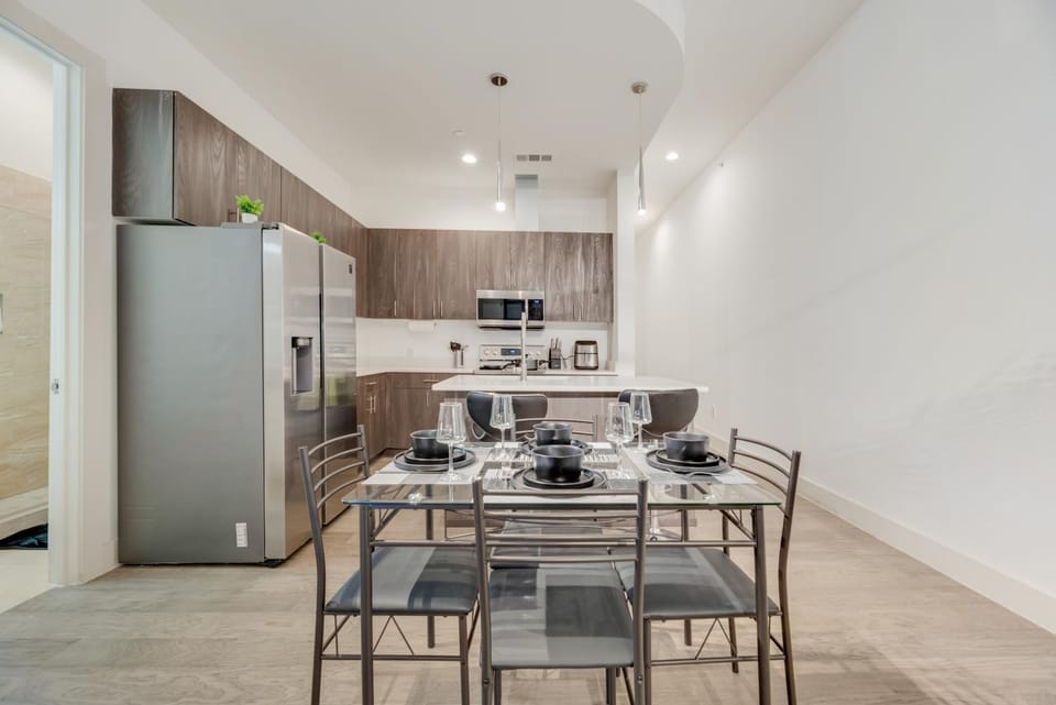 Snazzy loft style 2BR I Gym I Parking I Workspace Apartment in Dallas